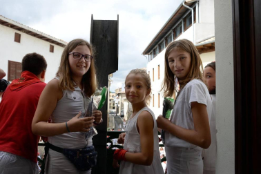 Los niños tomaron las riendas en el tercer día de las fiestas agoizkas. Los 38 pequeños nacidos el año pasado, la corporación infantil encabezada por Ilazki Elizari, la comparsa y el coro txikis... fueron los protagonistas de la jornada.