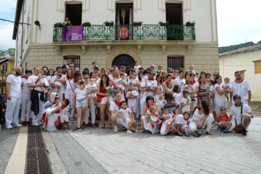 Los niños tomaron las riendas en el tercer día de las fiestas agoizkas. Los 38 pequeños nacidos el año pasado, la corporación infantil encabezada por Ilazki Elizari, la comparsa y el coro txikis... fueron los protagonistas de la jornada.
