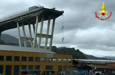 Un tramo del viaducto en la ciudad italiana de Génova se ha derrumbado este martes y las autoridades buscan damnificados entre los vehículos caídos al vacío y bajo los escombros.