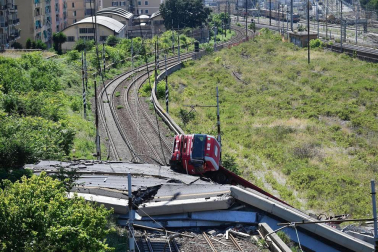 Un tramo del viaducto en la ciudad italiana de Génova se ha derrumbado este martes y las autoridades buscan damnificados entre los vehículos caídos al vacío y bajo los escombros.