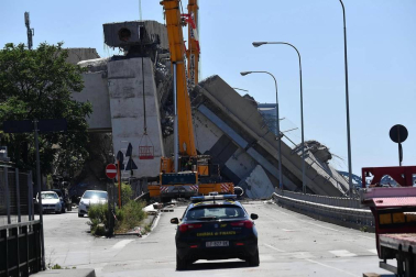 Un tramo del viaducto en la ciudad italiana de Génova se ha derrumbado este martes y las autoridades buscan damnificados entre los vehículos caídos al vacío y bajo los escombros.