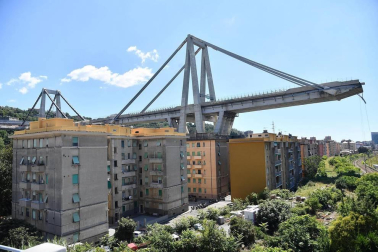 Un tramo del viaducto en la ciudad italiana de Génova se ha derrumbado este martes y las autoridades buscan damnificados entre los vehículos caídos al vacío y bajo los escombros.