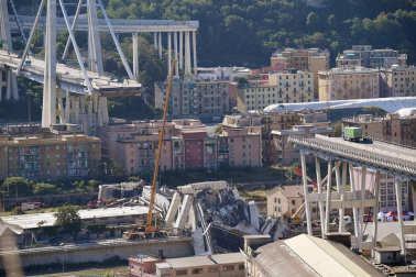 Un tramo del viaducto en la ciudad italiana de Génova se ha derrumbado este martes y las autoridades buscan damnificados entre los vehículos caídos al vacío y bajo los escombros.