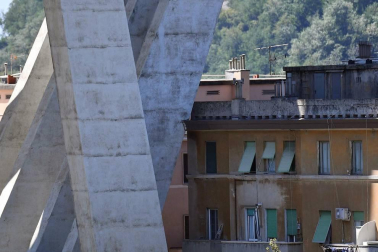 Un tramo del viaducto en la ciudad italiana de Génova se ha derrumbado este martes y las autoridades buscan damnificados entre los vehículos caídos al vacío y bajo los escombros.