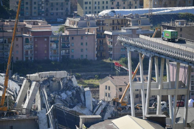 Un tramo del viaducto en la ciudad italiana de Génova se ha derrumbado este martes y las autoridades buscan damnificados entre los vehículos caídos al vacío y bajo los escombros.