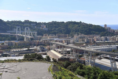 Un tramo del viaducto en la ciudad italiana de Génova se ha derrumbado este martes y las autoridades buscan damnificados entre los vehículos caídos al vacío y bajo los escombros.