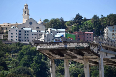 Un tramo del viaducto en la ciudad italiana de Génova se ha derrumbado este martes y las autoridades buscan damnificados entre los vehículos caídos al vacío y bajo los escombros.