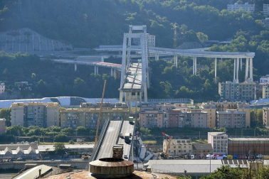 Un tramo del viaducto en la ciudad italiana de Génova se ha derrumbado este martes y las autoridades buscan damnificados entre los vehículos caídos al vacío y bajo los escombros.