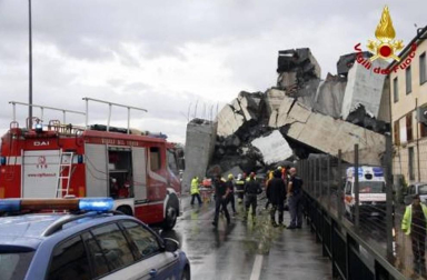 Un tramo del viaducto en la ciudad italiana de Génova se ha derrumbado este martes y las autoridades buscan damnificados entre los vehículos caídos al vacío y bajo los escombros.