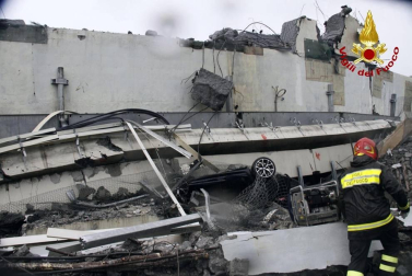 Un tramo del viaducto en la ciudad italiana de Génova se ha derrumbado este martes y las autoridades buscan damnificados entre los vehículos caídos al vacío y bajo los escombros.