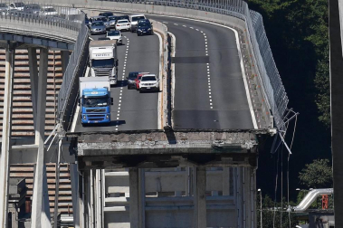 Un tramo del viaducto en la ciudad italiana de Génova se ha derrumbado este martes y las autoridades buscan damnificados entre los vehículos caídos al vacío y bajo los escombros.