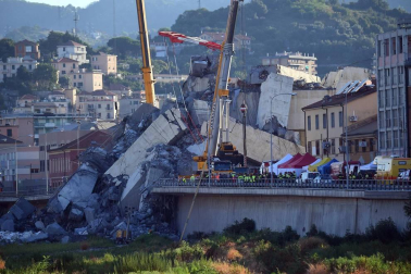 Un tramo del viaducto en la ciudad italiana de Génova se ha derrumbado este martes y las autoridades buscan damnificados entre los vehículos caídos al vacío y bajo los escombros.