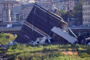 Un tramo del viaducto en la ciudad italiana de Génova se ha derrumbado este martes y las autoridades buscan damnificados entre los vehículos caídos al vacío y bajo los escombros.