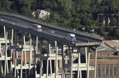 Un tramo del viaducto en la ciudad italiana de Génova se ha derrumbado este martes y las autoridades buscan damnificados entre los vehículos caídos al vacío y bajo los escombros.