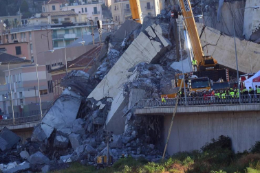 Un tramo del viaducto en la ciudad italiana de Génova se ha derrumbado este martes y las autoridades buscan damnificados entre los vehículos caídos al vacío y bajo los escombros.
