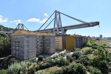 Un tramo del viaducto en la ciudad italiana de Génova se ha derrumbado este martes y las autoridades buscan damnificados entre los vehículos caídos al vacío y bajo los escombros.