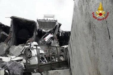 Un tramo del viaducto en la ciudad italiana de Génova se ha derrumbado este martes y las autoridades buscan damnificados entre los vehículos caídos al vacío y bajo los escombros.