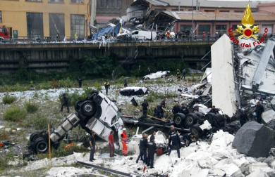 Un tramo del viaducto en la ciudad italiana de Génova se ha derrumbado este martes y las autoridades buscan damnificados entre los vehículos caídos al vacío y bajo los escombros.