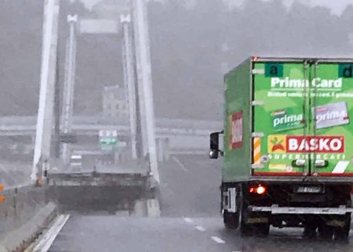 Un tramo del viaducto en la ciudad italiana de Génova se ha derrumbado este martes y las autoridades buscan damnificados entre los vehículos caídos al vacío y bajo los escombros.