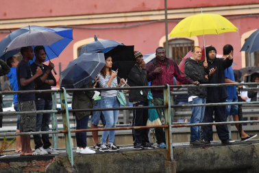 Un tramo del viaducto en la ciudad italiana de Génova se ha derrumbado este martes y las autoridades buscan damnificados entre los vehículos caídos al vacío y bajo los escombros.