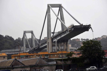 Un tramo del viaducto en la ciudad italiana de Génova se ha derrumbado este martes y las autoridades buscan damnificados entre los vehículos caídos al vacío y bajo los escombros.
