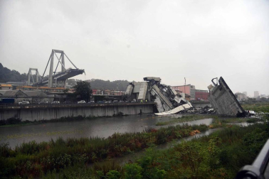 Un tramo del viaducto en la ciudad italiana de Génova se ha derrumbado este martes y las autoridades buscan damnificados entre los vehículos caídos al vacío y bajo los escombros.