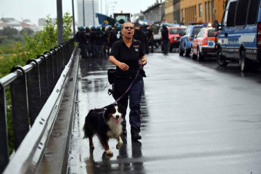 Un tramo del viaducto en la ciudad italiana de Génova se ha derrumbado este martes y las autoridades buscan damnificados entre los vehículos caídos al vacío y bajo los escombros.
