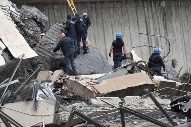 Un tramo del viaducto en la ciudad italiana de Génova se ha derrumbado este martes y las autoridades buscan damnificados entre los vehículos caídos al vacío y bajo los escombros.