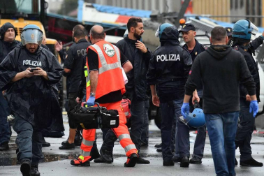 Un tramo del viaducto en la ciudad italiana de Génova se ha derrumbado este martes y las autoridades buscan damnificados entre los vehículos caídos al vacío y bajo los escombros.
