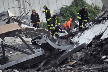 Un tramo del viaducto en la ciudad italiana de Génova se ha derrumbado este martes y las autoridades buscan damnificados entre los vehículos caídos al vacío y bajo los escombros.