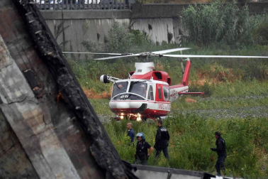 Un tramo del viaducto en la ciudad italiana de Génova se ha derrumbado este martes y las autoridades buscan damnificados entre los vehículos caídos al vacío y bajo los escombros.