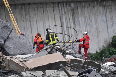 Un tramo del viaducto en la ciudad italiana de Génova se ha derrumbado este martes y las autoridades buscan damnificados entre los vehículos caídos al vacío y bajo los escombros.