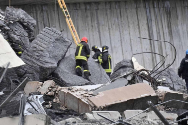 Un tramo del viaducto en la ciudad italiana de Génova se ha derrumbado este martes y las autoridades buscan damnificados entre los vehículos caídos al vacío y bajo los escombros.