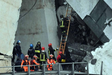 Un tramo del viaducto en la ciudad italiana de Génova se ha derrumbado este martes y las autoridades buscan damnificados entre los vehículos caídos al vacío y bajo los escombros.