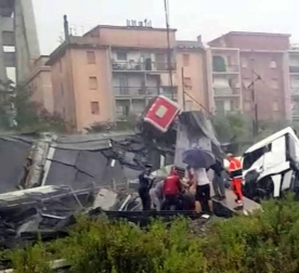 Un tramo del viaducto en la ciudad italiana de Génova se ha derrumbado este martes y las autoridades buscan damnificados entre los vehículos caídos al vacío y bajo los escombros.