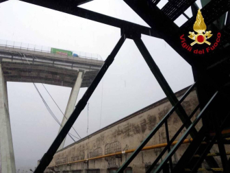 Un tramo del viaducto en la ciudad italiana de Génova se ha derrumbado este martes y las autoridades buscan damnificados entre los vehículos caídos al vacío y bajo los escombros.