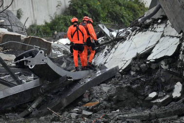 Un tramo del viaducto en la ciudad italiana de Génova se ha derrumbado este martes y las autoridades buscan damnificados entre los vehículos caídos al vacío y bajo los escombros.