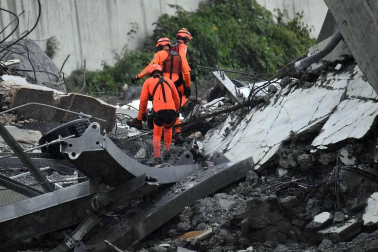 Un tramo del viaducto en la ciudad italiana de Génova se ha derrumbado este martes y las autoridades buscan damnificados entre los vehículos caídos al vacío y bajo los escombros.