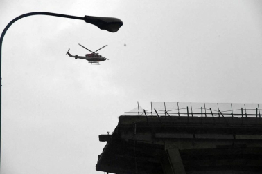 Un tramo del viaducto en la ciudad italiana de Génova se ha derrumbado este martes y las autoridades buscan damnificados entre los vehículos caídos al vacío y bajo los escombros.
