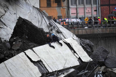 Un tramo del viaducto en la ciudad italiana de Génova se ha derrumbado este martes y las autoridades buscan damnificados entre los vehículos caídos al vacío y bajo los escombros.