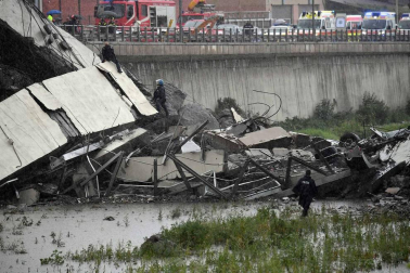 Un tramo del viaducto en la ciudad italiana de Génova se ha derrumbado este martes y las autoridades buscan damnificados entre los vehículos caídos al vacío y bajo los escombros.
