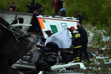 Un tramo del viaducto en la ciudad italiana de Génova se ha derrumbado este martes y las autoridades buscan damnificados entre los vehículos caídos al vacío y bajo los escombros.