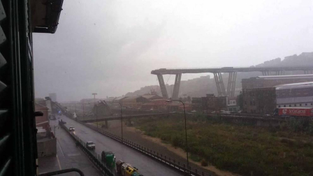Un tramo del viaducto en la ciudad italiana de Génova se ha derrumbado este martes y las autoridades buscan damnificados entre los vehículos caídos al vacío y bajo los escombros.