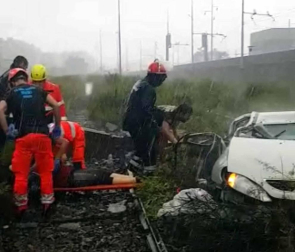 Un tramo del viaducto en la ciudad italiana de Génova se ha derrumbado este martes y las autoridades buscan damnificados entre los vehículos caídos al vacío y bajo los escombros.