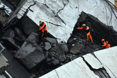 Un tramo del viaducto en la ciudad italiana de Génova se ha derrumbado este martes y las autoridades buscan damnificados entre los vehículos caídos al vacío y bajo los escombros.
