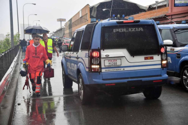 Un tramo del viaducto en la ciudad italiana de Génova se ha derrumbado este martes y las autoridades buscan damnificados entre los vehículos caídos al vacío y bajo los escombros.