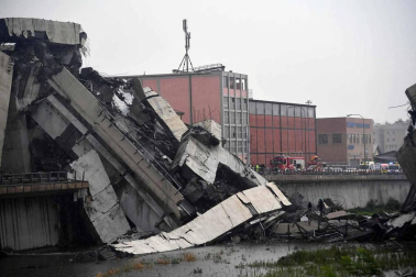Un tramo del viaducto en la ciudad italiana de Génova se ha derrumbado este martes y las autoridades buscan damnificados entre los vehículos caídos al vacío y bajo los escombros.