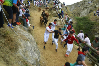 La ganadería Hípica Zahorí ha protagonizado un emocionante tercer encierro del Pilón en las fiestas de Falces, 2018, este martes 14 de agosto.