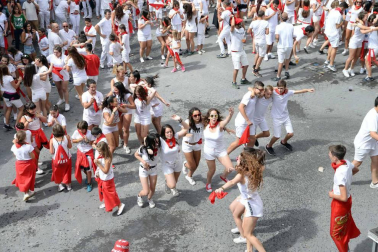 Cientos de personas aguardaron con emoción el momento del chupinazo en la plaza del Ayuntamiento