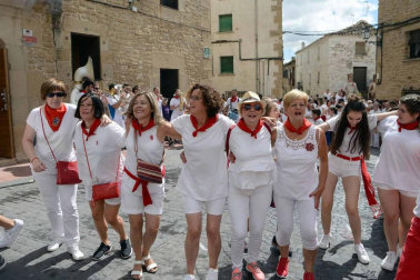 Cientos de personas aguardaron con emoción el momento del chupinazo en la plaza del Ayuntamiento